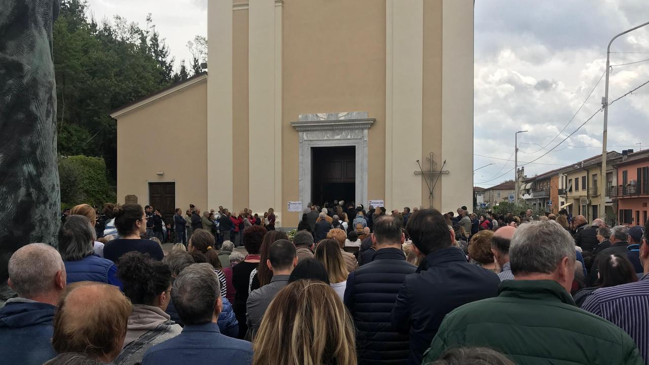 Migliaia di persone all'addio di don Beniamino