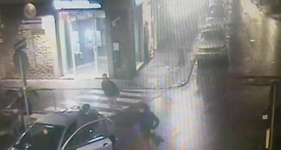 L'aggressione ripresa dalle telecamere in via Cavour