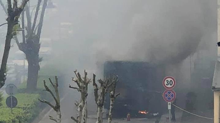 L'autobus a fuoco a Massa Marittima (foto di Mirio Vichi)