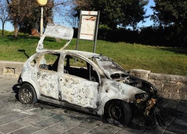 <b>LINCENDIO.</b> Lauto distrutta 