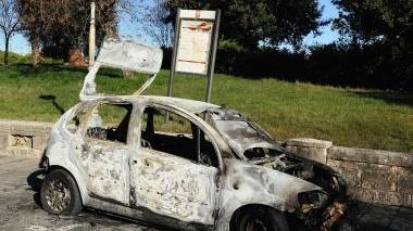 <b>L’INCENDIO.</b> L’auto distrutta