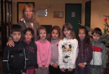<b>2A Marciana. </b>Uniti in girotondo si scambiano gli auguri i bimbi del mondo 