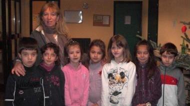 <b>2A Marciana. </b>Uniti in girotondo si scambiano gli auguri i bimbi del mondo