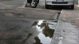 Una perdita d’acqua in strada