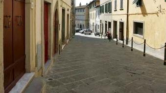 Una strada del centro di Fucecchio poco sicura per i disabili