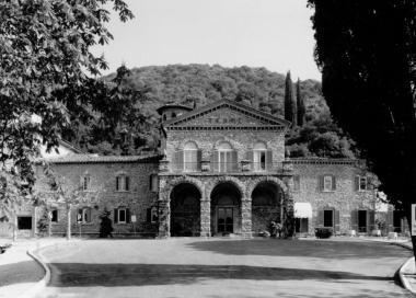 La facciata storica di Grotta Giusti a Monsummano 
