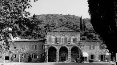 La facciata storica di Grotta Giusti a Monsummano