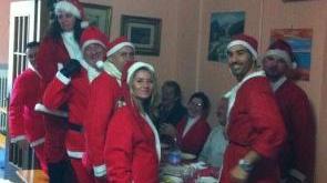 <b>CASA ALBERGO. </b>Sandra Mucciarini e gli altri amministratori vestiti da Babbo Natale