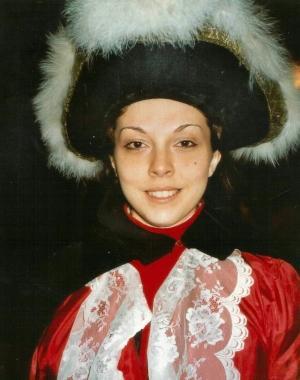<b>CHIARA COMERA.</b> Sopra: con un costume di scena. A destra: da animatrice in mezzo a un gruppo di bambini 