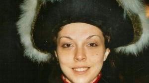 <b>CHIARA COM’ERA.</b> Sopra: con un costume di scena. A destra: da animatrice in mezzo a un gruppo di bambini