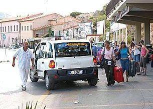 Piero Meloni con il suo taxi nella zona del porto 