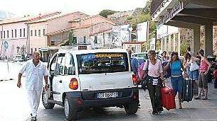 Piero Meloni con il suo taxi nella zona del porto