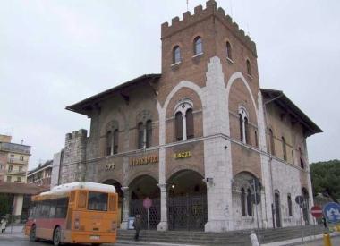 La biglietteria della Cpt e la vecchia stazione del trammino di Marina 