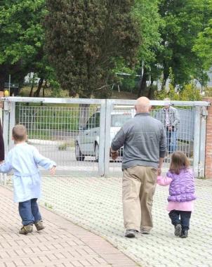 Bambini alluscita di una scuola 