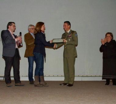 La presidente della Provincia Fratoni (al centro) consegna un premio 