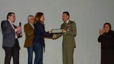 La presidente della Provincia Fratoni (al centro) consegna un premio