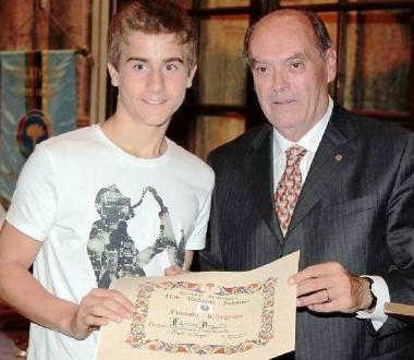 Federico Braghetti con il presidente del Panathlon club Valdarno Alessandro Masoni e (a destra) Francesco Braghetti         