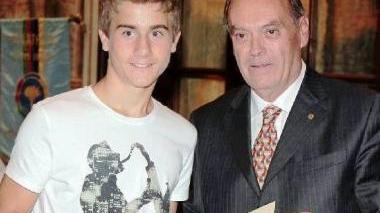 Federico Braghetti con il presidente del Panathlon club Valdarno Alessandro Masoni e (a destra) Francesco Braghetti