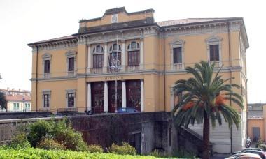 A sinistra il palazzo comunale di Pietrasanta Sopra Dante Galli 