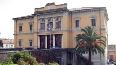 A sinistra il palazzo comunale di Pietrasanta Sopra Dante Galli