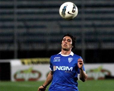 A sinistra il giovane uruguaiano Gaston Brugman qui sopra il direttore generale Pino Vitale e destra il centravanti azzurro Claudio Coralli Il fantasista e lattaccante sono proprio due di quei giocatori che il dirigente indica come rinforzi dopo i problemi accusati nella prima parte di stagione 