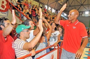 Sopra i tifosi della Gtg imbufaliti per alcune decisioni arbitrali A sinistra, capitan Fiorello Toppo saluta i tifosi a inizio stagione 