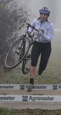 Martina Mormorunni durante una corsa di ciclocross   