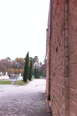 Al cimitero nuovo di Marlia devono essere rimessi a posto i discendenti esterni che penzolano dai due muraglioni dell’entrata principale (Vip)
