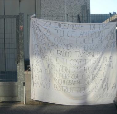 Ilio Dainelli, lamico del veterinario ucciso e, in alto lo striscione di protesta appeso ieri mattina 