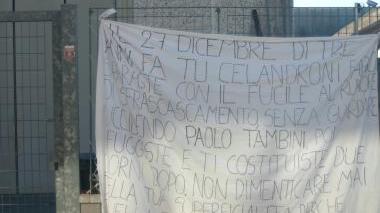 Ilio Dainelli, l’amico del veterinario ucciso e, in alto lo striscione di protesta appeso ieri mattina