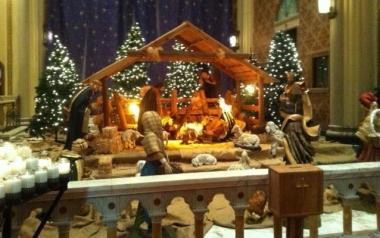 Altri due presepi che provengono da oltreoceano: a sinistra, quello della chiesa di San Pietro e Paolo a S. Francisco; al centro quello di Casa Conti a Sacramento A destra, il presepe di Fabrizio Nesti di Bagni di Lucca 