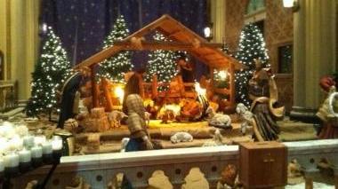 Altri due presepi che provengono da oltreoceano: a sinistra, quello della chiesa di San Pietro e Paolo a S. Francisco; al centro quello di Casa Conti a Sacramento A destra, il presepe di Fabrizio Nesti di Bagni di Lucca
