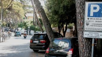 Una delle strade di Castiglioncello con nuovi parcheggi a pagamento