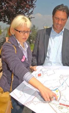 L’assessore Ginanni col sindaco A destra veduta del centro storico cittadino