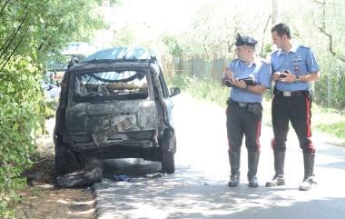 Lauto distrutta dallincendio dopo limpatto con la moto   