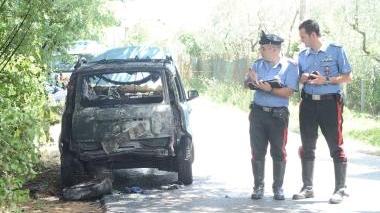 L’auto distrutta dall’incendio dopo l’impatto con la moto