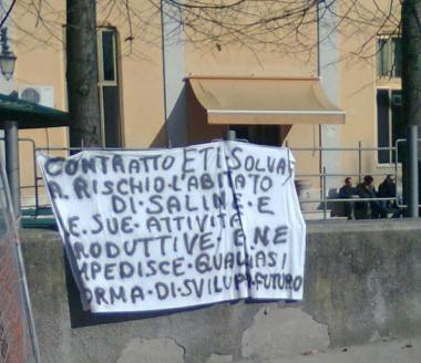 <b>LA PROTESTA. </b>Uno degli striscioni esposti a Saline 