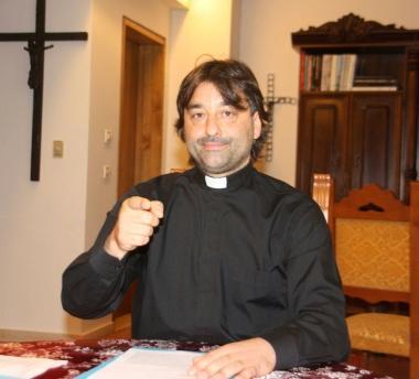 <strong>PADRE NIKE.</strong> Don Maurizio de Sanctis, parroco di Santa Rosa
