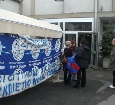A sinistra una manifestazione dopo lesito del referendum sullacqua, accanto una protesta del comitato e la sede dellAto 2 