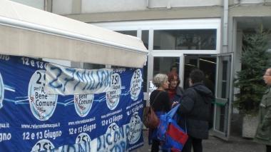 A sinistra una manifestazione dopo l’esito del referendum sull’acqua, accanto una protesta del comitato e la sede dell’Ato 2