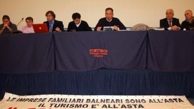 <b>SOTTO ATTACCO.</b> Da sinistra in senso orario: un’assemblea dei bagni al Principe, il litorale e controlli della Capitaneria