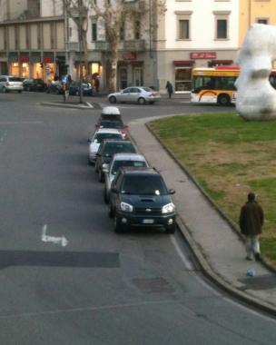 Le auto in divieto di sosta 