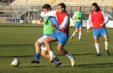 Un contrasto di gioco durante la partita giocata a ranghi misti, che si è chiusa in perfetto ...