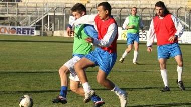 Un contrasto di gioco durante la partita giocata a ranghi misti, che si è chiusa in perfetto ...