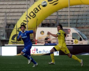 Il difensore azzurro Daniele Mori in azione nel match interno col Verona 