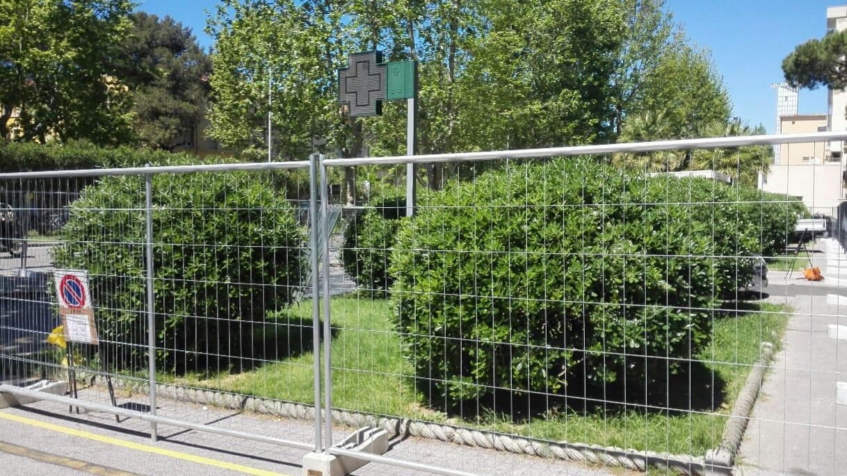 Una delle aiuole che verranno cancellate e sostituite da parcheggi