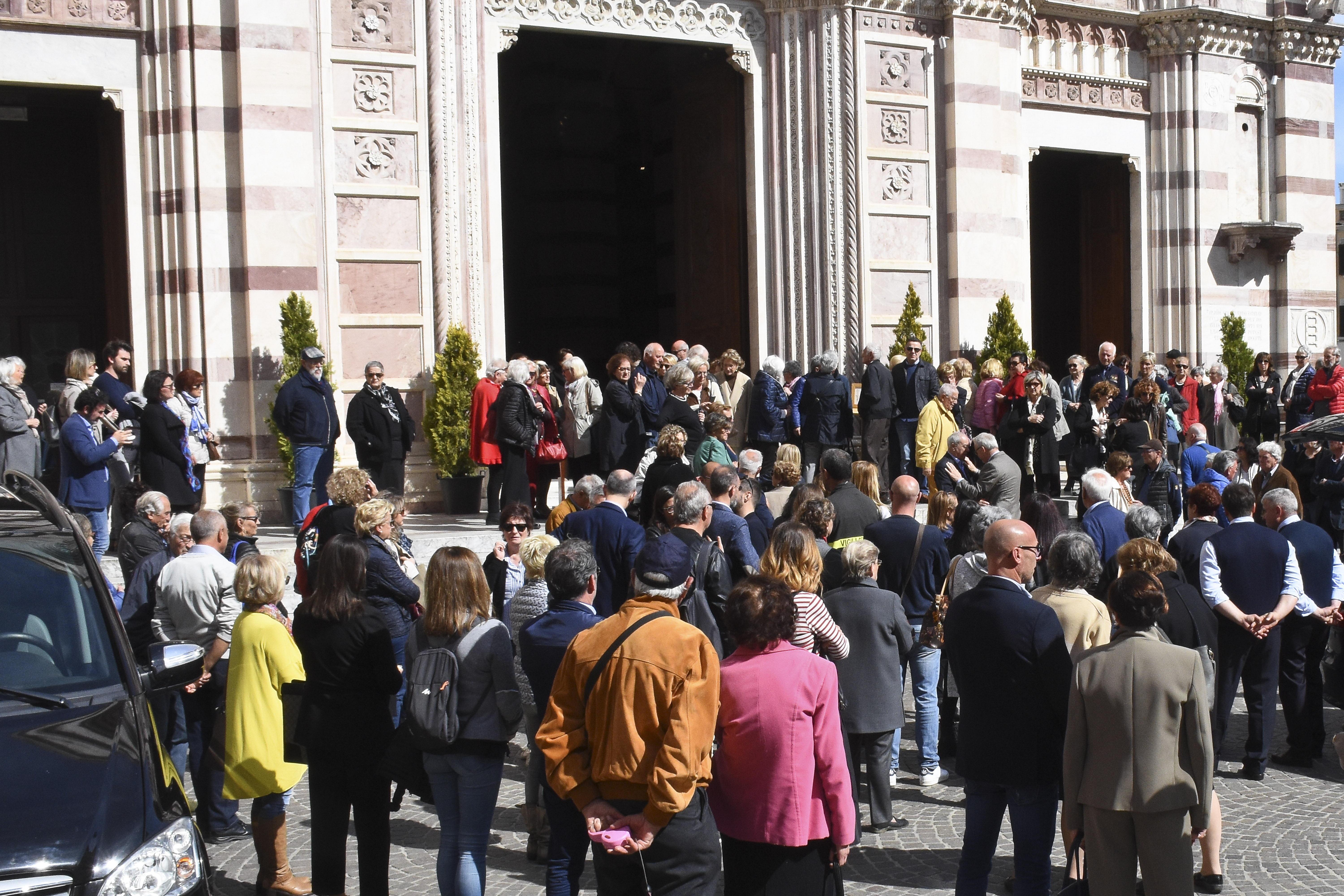 Folla commossa al funerale di Enrica Tognazzi, presidente del Comitato per la vita (foto Agenzia Bf)