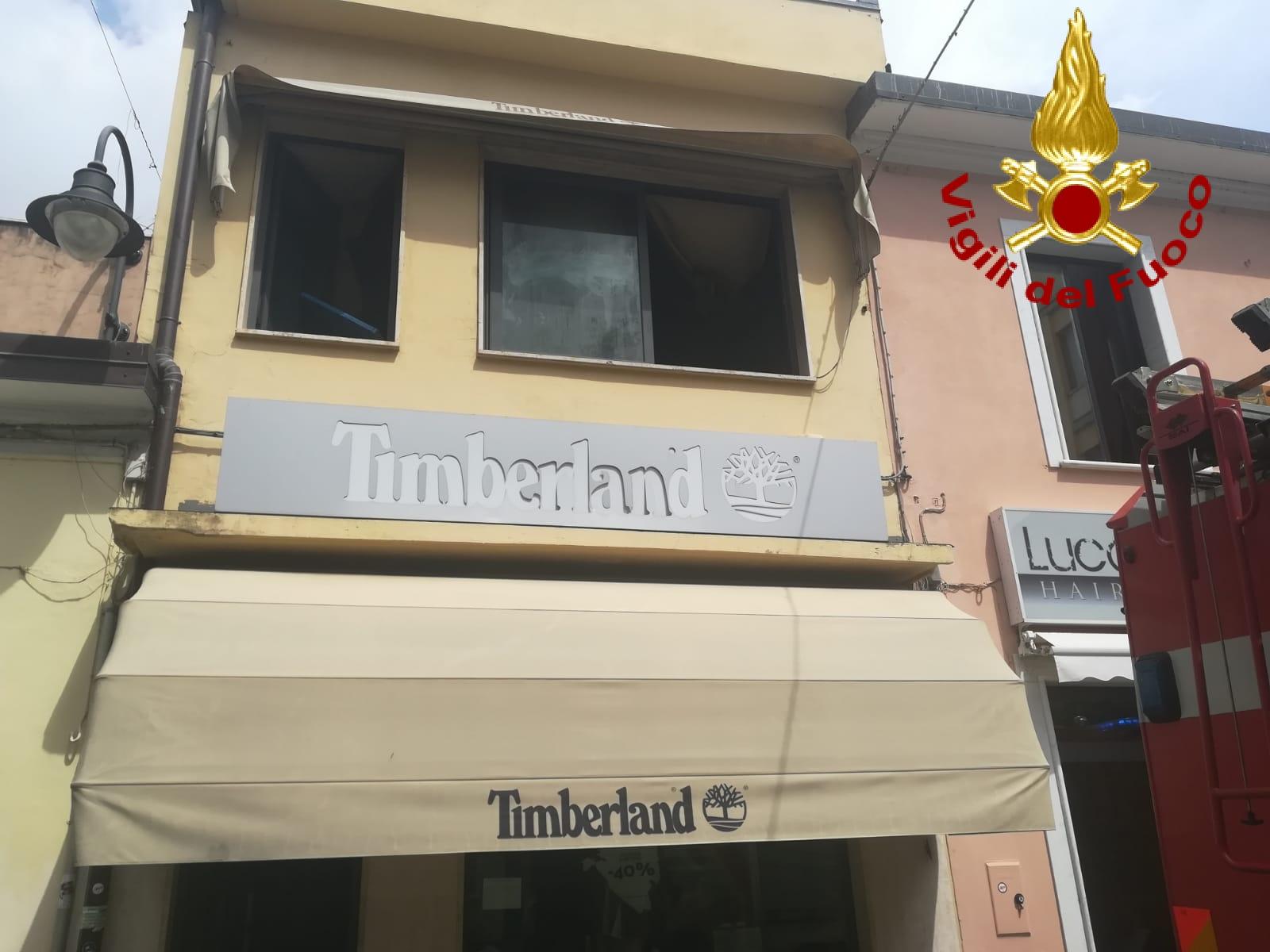 Incendio nel negozio Timberland in via Ghirlanda