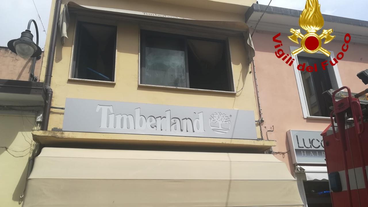 Incendio nel negozio Timberland in via Ghirlanda