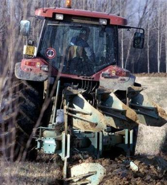 Un trattore al lavoro fra i campi 